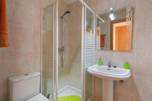 a bathroom with a shower and a sink and a toilet at Apartamento Clayma in Puerto de Mazarrón