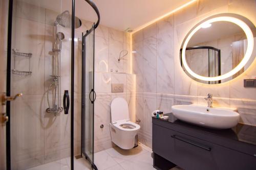 Green Palace Suite Hotelにあるバスルーム