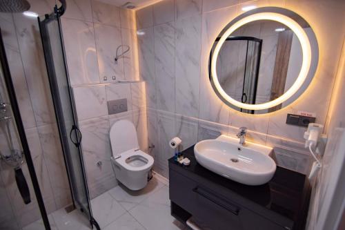 Green Palace Suite Hotelにあるバスルーム