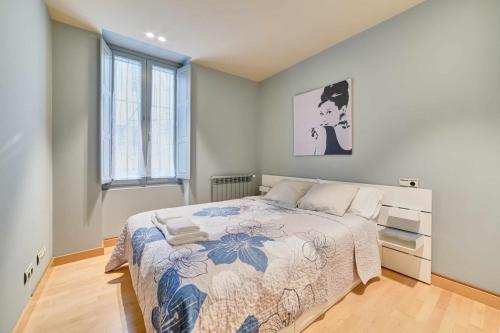 a bedroom with a bed and a window at Apartamento El Rincón del Chupinazo in Pamplona