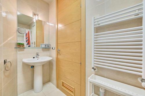 uma casa de banho com um lavatório e um chuveiro em Apartamento El Rincón del Chupinazo em Pamplona