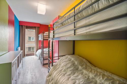 Zimmer mit Etagenbett und 2 Etagenbetten. in der Unterkunft Ster der Zee - zeedijk app voor 6pers met zeezicht in Middelkerke