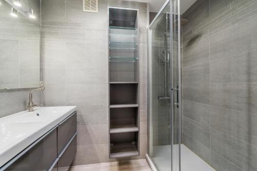 ein Badezimmer mit Dusche und Waschbecken in der Unterkunft Ster der Zee - zeedijk app voor 6pers met zeezicht in Middelkerke