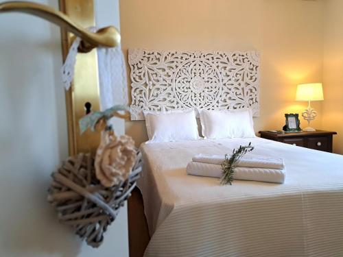 a bedroom with a bed with two towels on it at Alecrim d'Aldeia in Fronteira