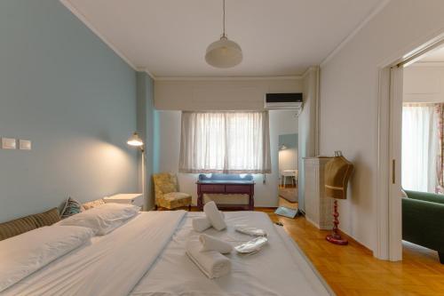 - une chambre avec un grand lit blanc dans l'établissement Victoria metro st. 1 bedroom 4 persons by MPS, à Athènes