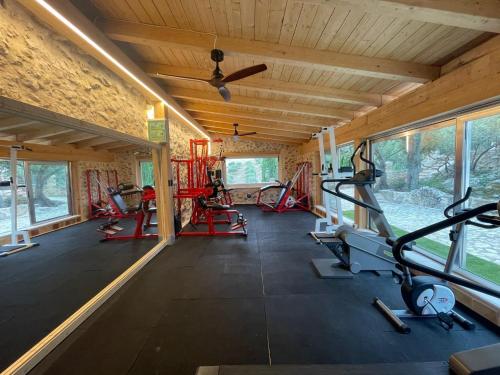un gimnasio con cintas de correr y máquinas en una habitación en Roba Degli Ulivi, en Agrigento