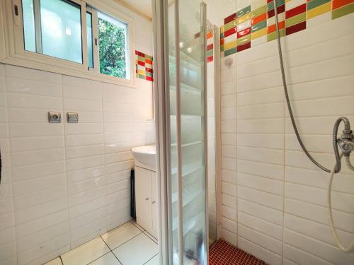 une salle de bain avec douche et toilettes dans l'établissement Maison chaleureuse et spacieuse, à Lacanau