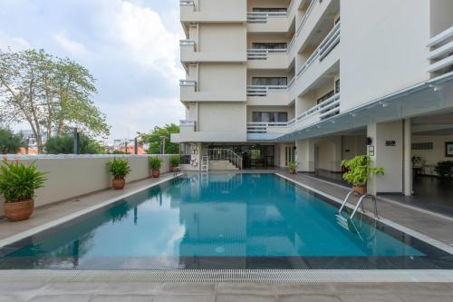 uma piscina em frente a um edifício em Kantary House Hotel, Bangkok em Banguecoque