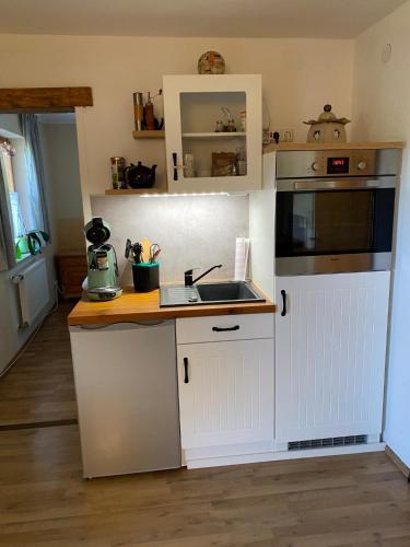 una cocina con fregadero y microondas en Fagererhof, en Bad Reichenhall