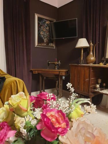 a living room with a table with flowers on the floor at Christothea in Lasa