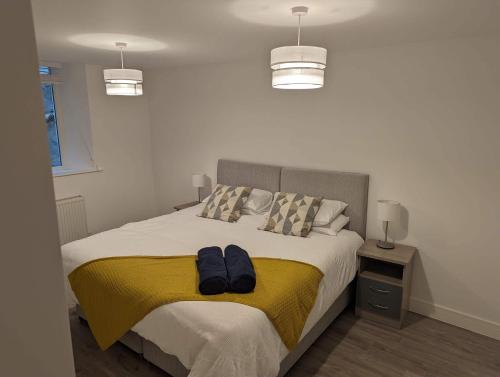1 dormitorio con 1 cama con 2 toallas en Fernworthy, en Okehampton