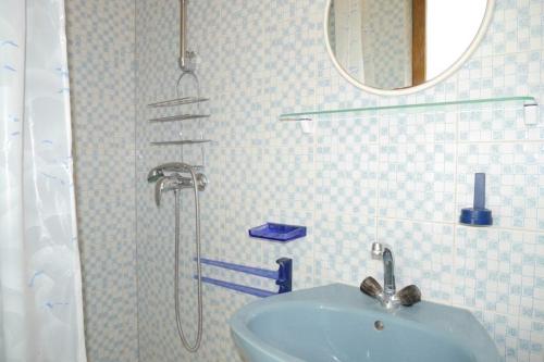 La salle de bains est pourvue d'un lavabo et d'une douche avec un miroir. dans l'établissement Apartment in Dugi Rat with sea view, balcony, air conditioning WiFi 5132-1, à Dugi Rat