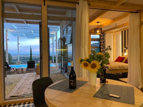Nápoje v ubytovaní La Casa del Vino, Lichtdurchflutete Villa mit Pool, atemberaubender Meerblick