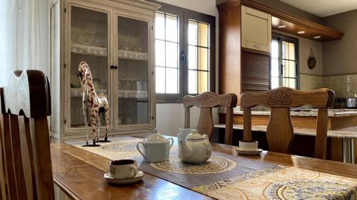 una habitación con una mesa con una estatua de jirafa en ella en Casa Surf La Higuerita, en Tetir