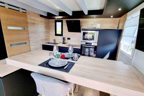 Kuchyň nebo kuchyňský kout v ubytování O bulles d'Agon Chalet Spa privé Plage