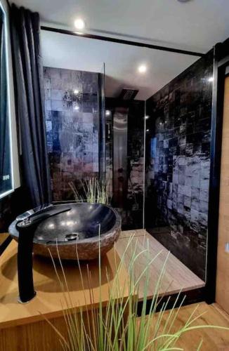 Cette chambre comprend une salle de bains pourvue d'une grande baignoire. dans l'établissement O bulles d'Agon Chalet Spa privé Plage, à Agon-Coutainville