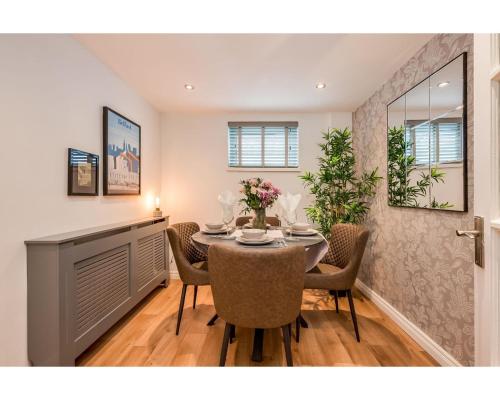 a dining room with a table and chairs at Central Belfast Apartments BELFAST WORK-REST-PLAY R&R in Belfast