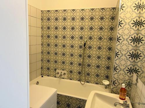 une salle de bain avec une baignoire et un lavabo dans l'établissement Studio Château de la Mer, à Cannes