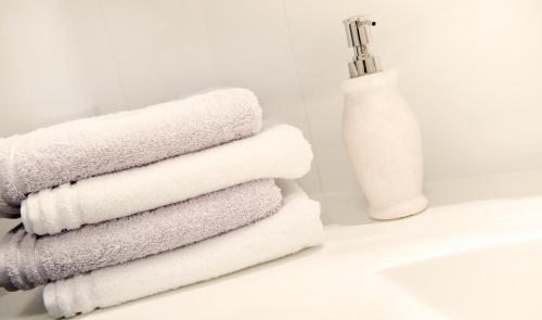 a stack of towels sitting on a bathroom counter at Ferienwohnung Glücksburg in Twedterholz