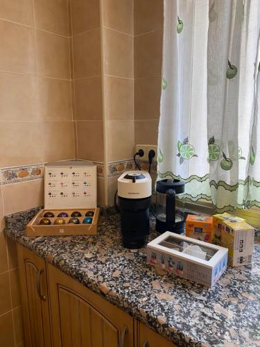 un mostrador de cocina con cajas de donuts. en Marbella Espacioso Apartamento de 180 m2 Primera Línea de Playa y Centro Ciudad con Barco opcional en Marbella