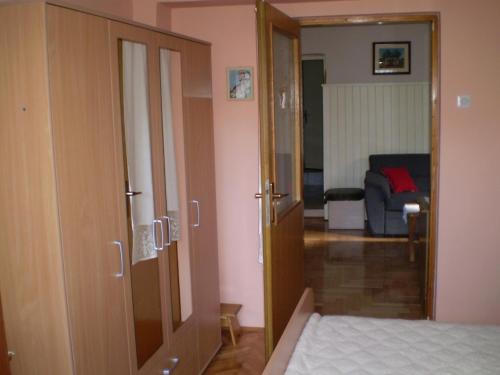 une chambre avec une porte s'ouvrant sur une pièce dans l'établissement Apartment in Novi Vinodolski with air conditioning, WiFi, washing machine 3541-4, à Novi Vinodolski