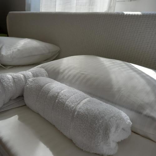 una pila de toallas sentadas encima de una cama en RIVIJERA LAKES, en Belgrado