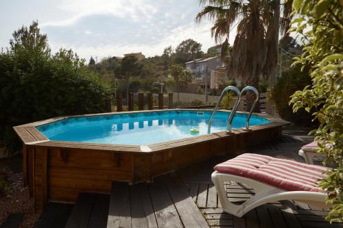 Bazén v ubytovaní Amazing Vila close to Sitges, jacuzzi, swimming pool & exellent views alebo v jeho blízkosti