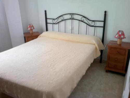 リンコン・デ・ラ・ビクトリアにあるLa Kentiaのベッドルーム1室(ベッド1台、ナイトスタンド2台付)