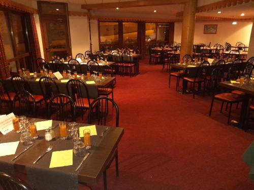 une salle à manger remplie de tables et de chaises dans l'établissement VVF La Plagne Montalbert Paradiski, à Aime La Plagne