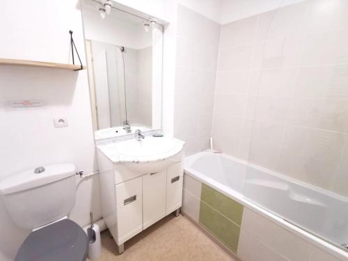 une salle de bain avec un lavabo, des toilettes et une baignoire dans l'établissement Maison conviviale à Aubignan avec piscine partagée, à Aubignan