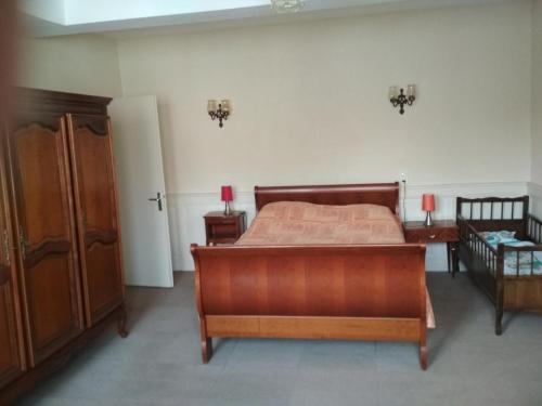 a bedroom with a bed and a dresser and cabinets at Beau repaire in Remilly-Aillicourt