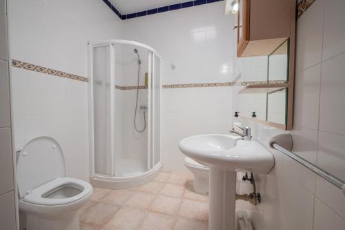 Baño blanco con aseo y lavamanos en Casa Toril Cabo de Gata, en El Pozo de los Frailes