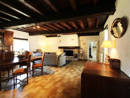 une cuisine et un salon avec une table et un canapé dans l'établissement Agréable maison de campagne 12 voyageurs, à Germagny