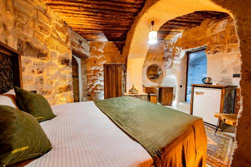 ウチヒサールにあるAges in Cappadociaの石造りの建物内にあるベッドルーム1室(ベッド1台付)