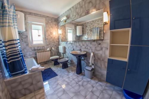 La salle de bains est pourvue d'un lavabo et de toilettes. dans l'établissement Apartment in Banjole with balcony, air conditioning, WiFi 4211-1, à Banjole