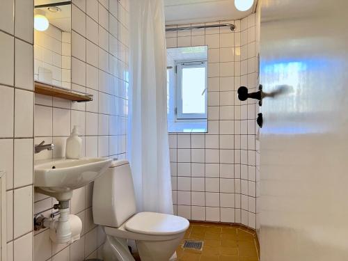 La salle de bains est pourvue de toilettes, d'un lavabo et d'une fenêtre. dans l'établissement Apartment Located In Cozy Area Of Copenhagen 2, à Copenhague