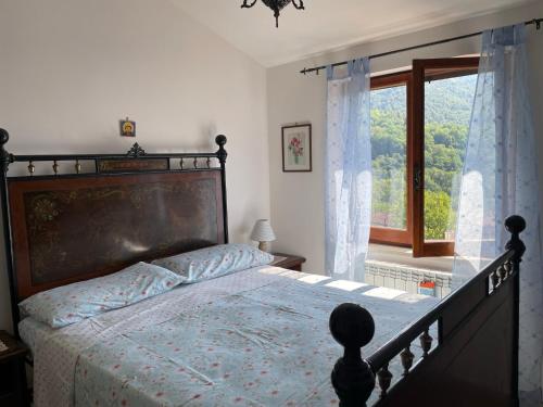 特爾尼的住宿－Casa Graziana，一间卧室设有一张大床和一个窗户。