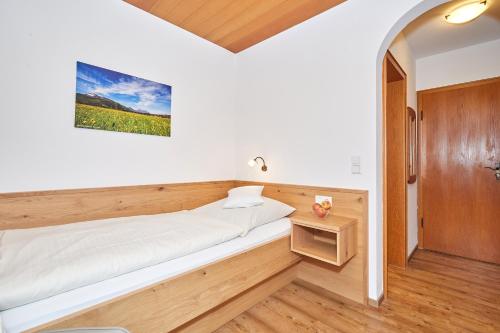 Katil atau katil-katil dalam bilik di Gästehaus Flora