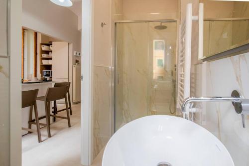 uma casa de banho com um chuveiro e um lavatório branco em CasaSmeraldo em Rio Marina