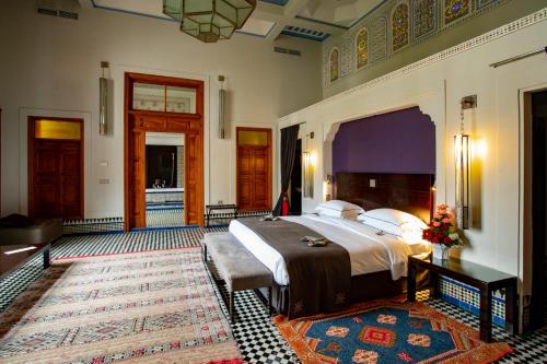 um quarto com uma cama grande e um tapete em Palais Amani em Fez