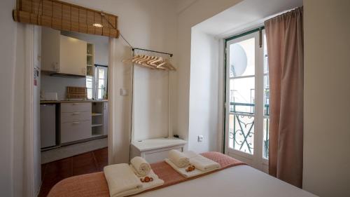 1 dormitorio con cama y ventana grande en The Alfama Apartment, en Lisboa