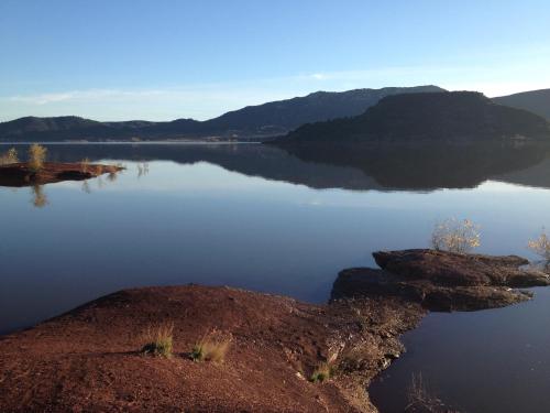a large body of water with mountains in the background at Grand studio indépendant in Paulhan