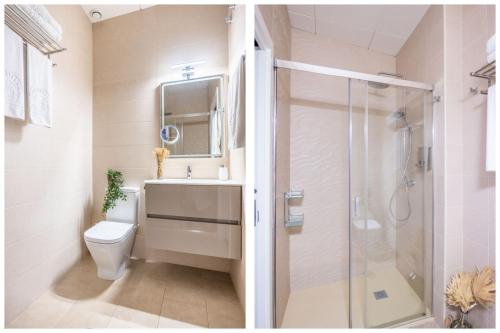 ein Bad mit einem WC und einer Glasdusche in der Unterkunft Apartamento Leyendas de Becquer A4 in Sevilla