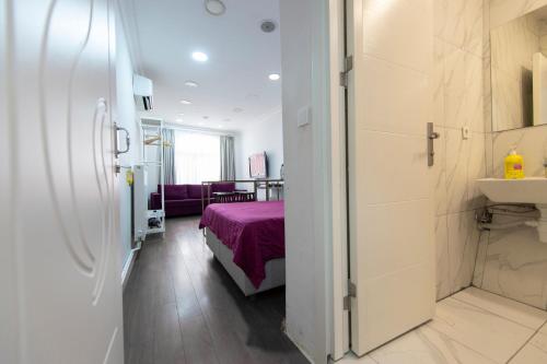 Zimmer mit einem Bett und einem Bad mit einem Waschbecken in der Unterkunft 1st FLOOR STUDIO in TAKSİM NEAR İSTİKLAL STREET in Istanbul
