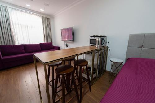 ein Wohnzimmer mit einem Tisch und einigen Hockern in der Unterkunft 1st FLOOR STUDIO in TAKSİM NEAR İSTİKLAL STREET in Istanbul