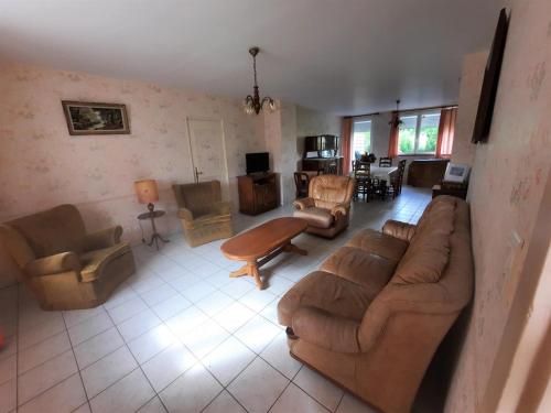 un ampio soggiorno con divani e sedie di Le fournil a Chuffilly-Roche