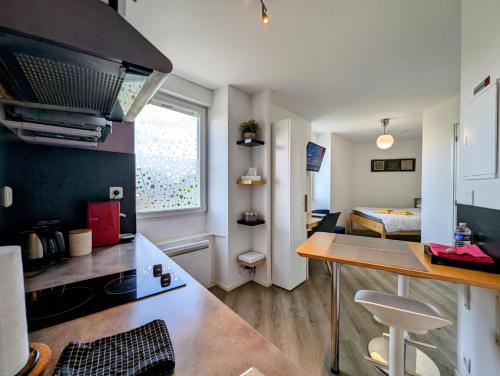 サン・ブリューにあるConcept Appar't Hôtel - 201のキッチン、ベッドルームが備わる小さなアパートメントです。