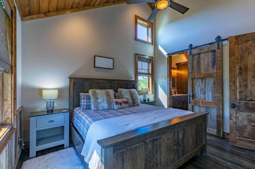 Кровать или кровати в номере Happy Camper at Eagles Nest