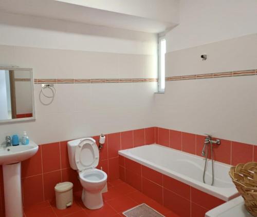 y baño con bañera, aseo y lavamanos. en AQUATIC Apartments Sarande, en Sarandë
