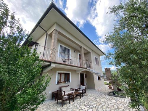 Cette maison dispose d'un balcon et d'une terrasse. dans l'établissement Locazione turistica La Saggina, à Montevettolini